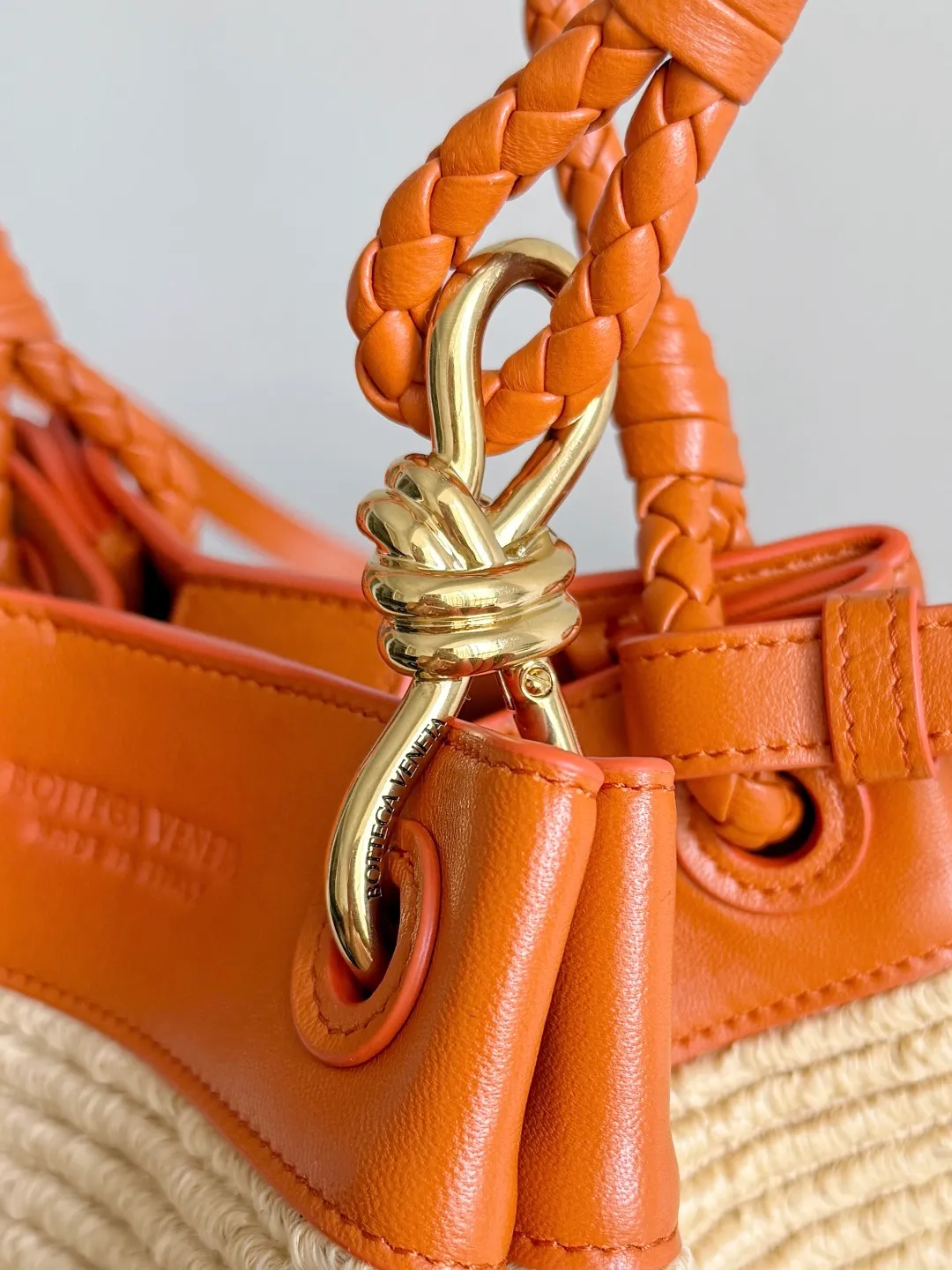 Batch 1960 Encounter BV Summer Romance - New Raffia Bag BV (Bottega Veneta) has always been known for its low-key luxury and exquisite craftsmanship, and this raffia bag fully demonstrates the soul of the brand. The appearance is like a work of art, and the natural raffia woven bag body blends into the gentleness of the summer beach. The iconic fine leather handle contrasts with the raffia, and the details are ingenious ~ giving it a high-end feel! In terms of design, the bag has an elegant shape and is suitable for hand-carrying and cross-body wear. The top leather seal ensures safety and highlights the pursuit of quality. The functions are also very good, the internal space is reasonable, and daily items such as mobile phones and wallets can be easily accommodated. This summer, let BV’s new raffia bag accompany you to interpret your unique taste, let low-key luxury accompany you, and start your exquisite summer travel ~ Style number: 827475 (796569) Size: 20*17*16.5cm